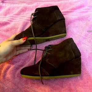 Brown Tom’s wedges